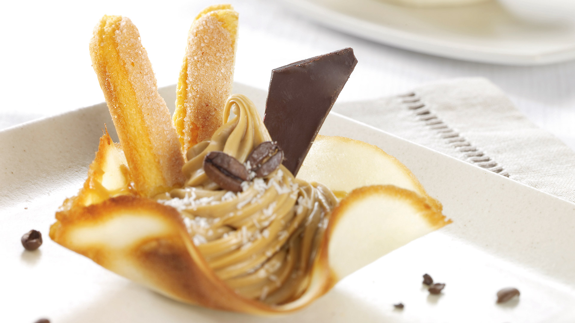 https://www.matildevicenzi.com/ca-fr/wp-content/uploads/sites/21/2021/02/coffee-mousse-with-coconut.jpg