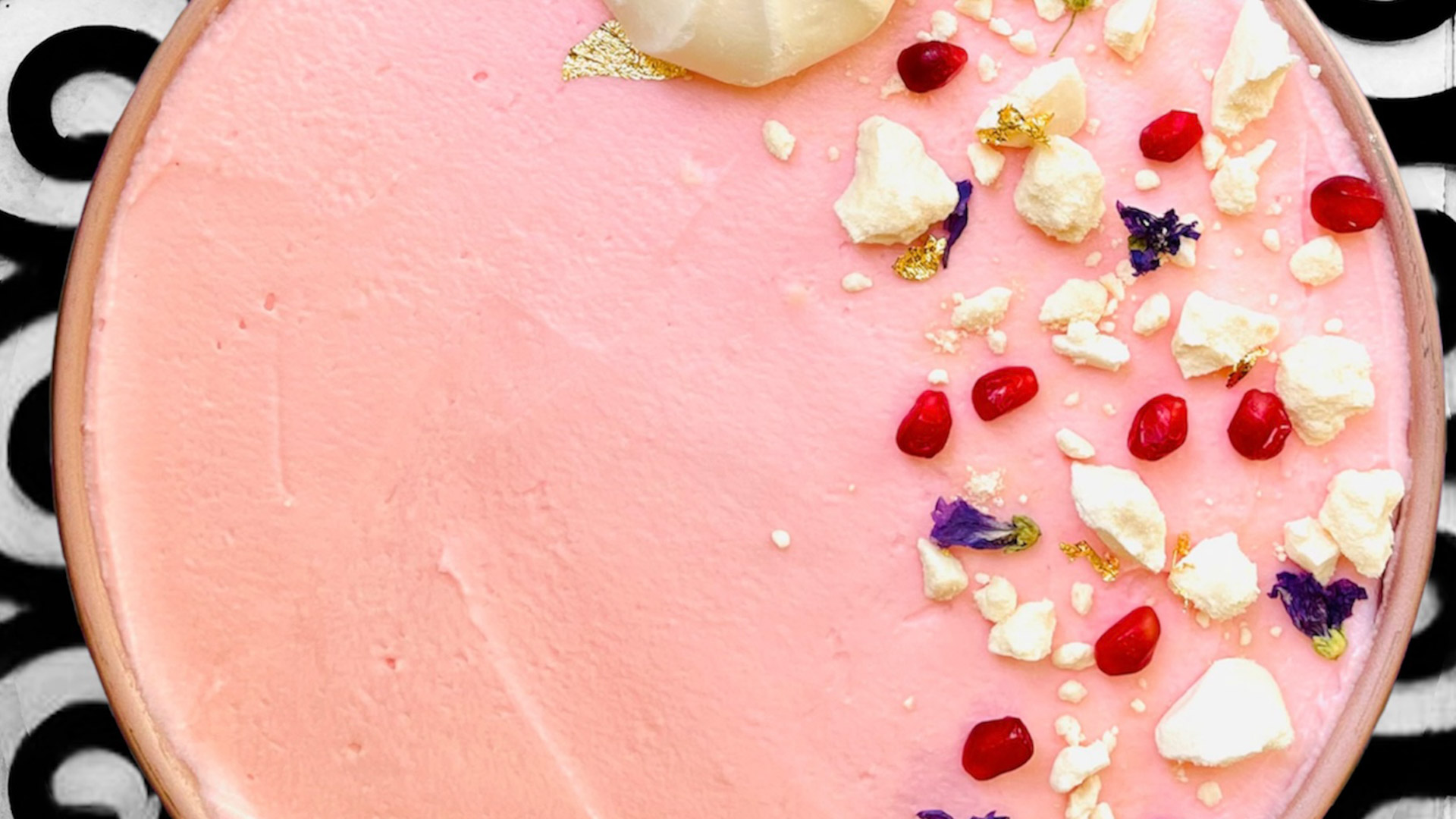 https://www.matildevicenzi.com/ca-fr/wp-content/uploads/sites/21/2022/10/pomegranate-and-meringue-tiramisu-by-ale-gambini.jpg