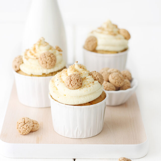 Cupcakes with Almonds, Amaretto Biscuits and White Chocolate